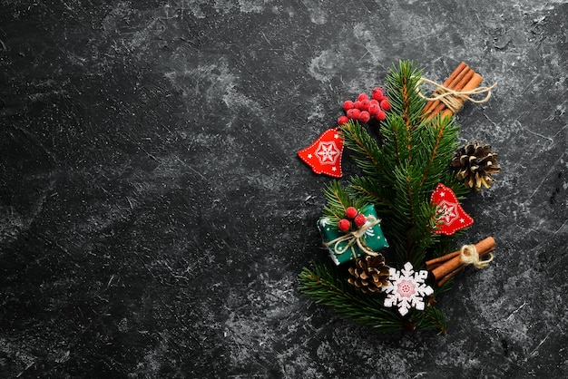 Weihnachtshintergrund mit Geschenken und Dekorationen Draufsicht