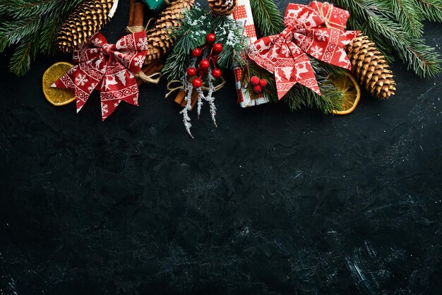 Weihnachtshintergrund mit Geschenken und Dekorationen Draufsicht