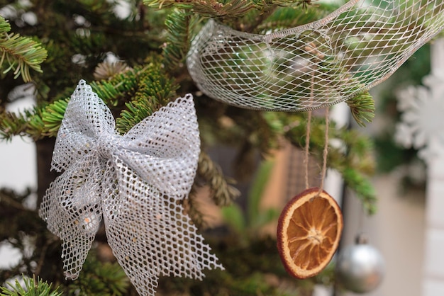 Weihnachtshintergrund mit geschmücktem Weihnachtsbaum aus nächster Nähe Winter- oder Neujahrskonzept für gemütliche Feiertage Selektiver Fokus