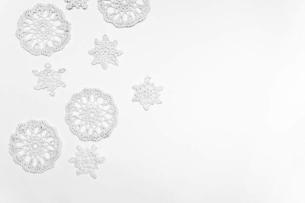 Weihnachtshintergrund mit glänzenden Kugeln und festlichen Dekorationen mit Kopienraum für Text