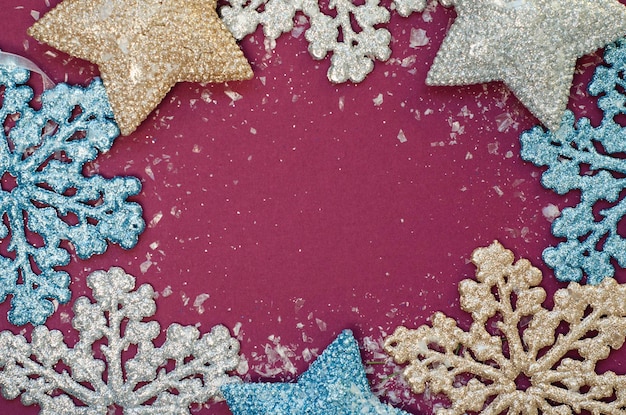Weihnachtshintergrund mit glänzenden Schneeflocken und Sternen