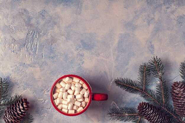 Weihnachtshintergrund mit heißem Kakao und Eibisch