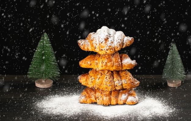 Weihnachtshintergrund mit Hörnchen und Tanne