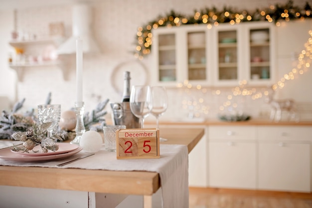 Weihnachtshintergrund mit Holzblockkalender mit Datum 25. Dezember