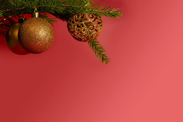 Weihnachtshintergrund mit Kopienraum. Festlich geschmückte Fichtenzweige auf rotem Banner. ..