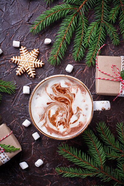 Weihnachtshintergrund mit Latte und Geschenkboxen