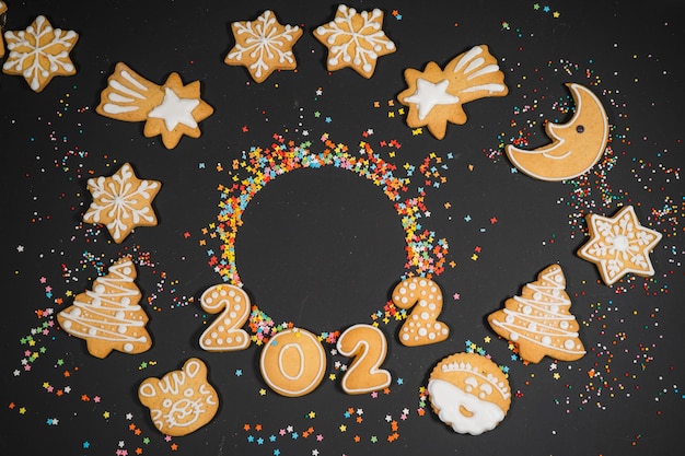 Weihnachtshintergrund mit Lebkuchen auf grauer Oberfläche Feiertagsstimmungskarte Draufsicht Kopienraum