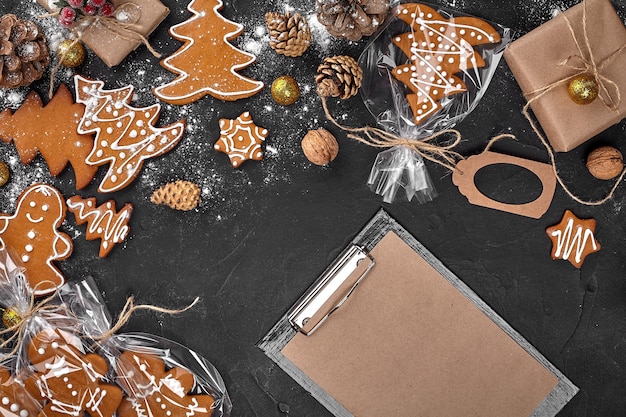 Weihnachtshintergrund mit Lebkuchenplätzchen und Bastelbögen aus Papierkopierraum
