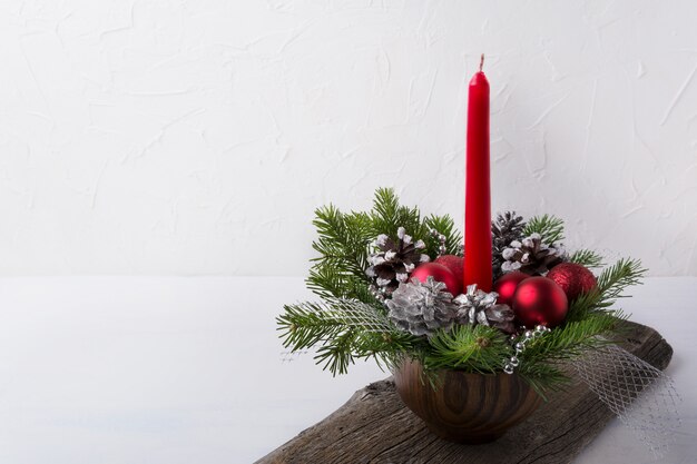 Foto weihnachtshintergrund mit rotem kerzen- und verzierungsmittelstück