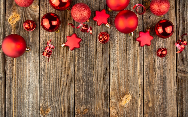 Weihnachtshintergrund mit roten Spielzeugen und Dekorationen auf einem Holztisch. Banner.Copy Raum.