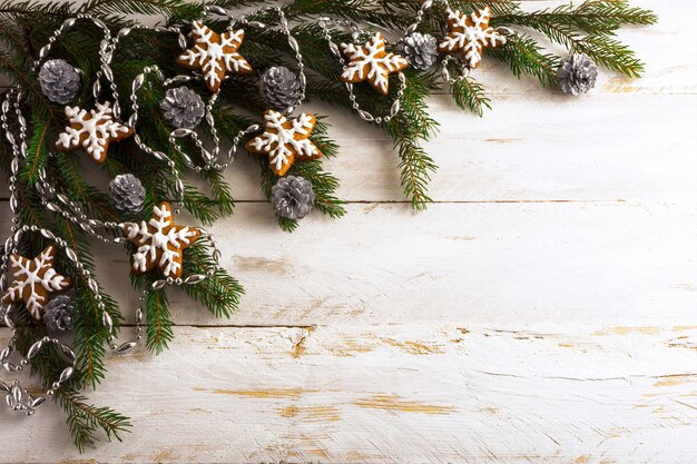 Weihnachtshintergrund mit selbst gemachten Zuckerglasurlebkuchenplätzchen