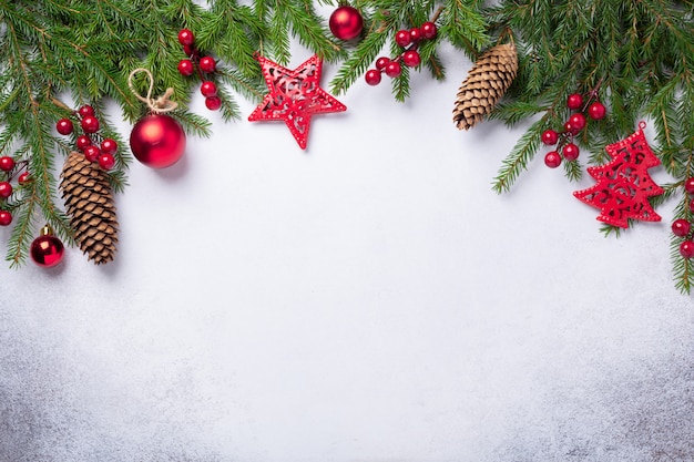 Weihnachtshintergrund mit Tannenbaum-, Rot- und Goldgeschenken. Draufsicht Speicherplatz kopieren - Bild