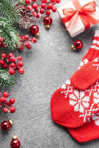 Weihnachtshintergrund mit Tannenbaum und Draufsicht des Dekors mit Kopienraum