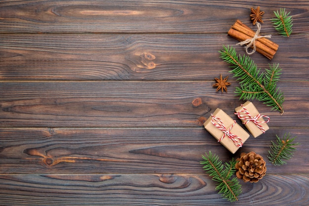 Weihnachtshintergrund mit Tannenbaum und Geschenkbox