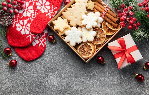 Weihnachtshintergrund mit tannenkeksen und dekor draufsicht mit kopierraum