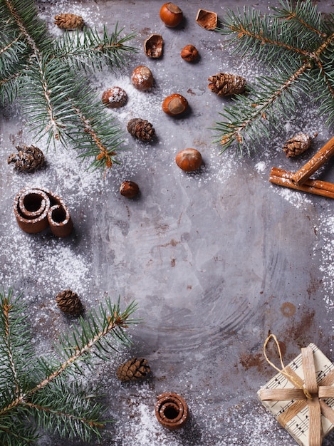 Foto weihnachtshintergrund mit tannenzweigen