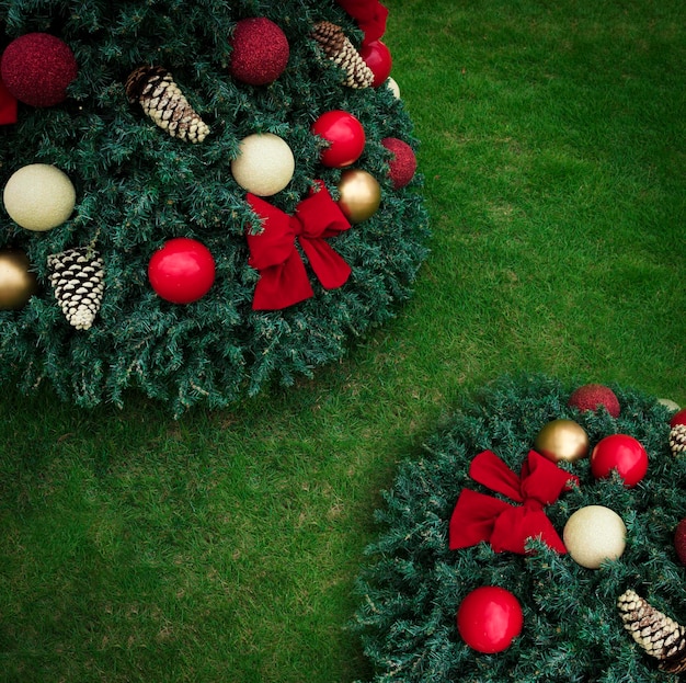 Weihnachtshintergrund mit Weihnachtsbaum auf Gras