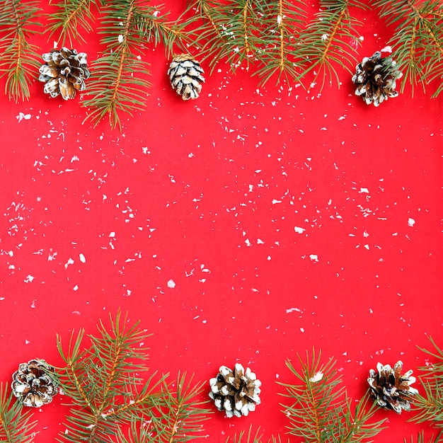 Weihnachtshintergrund mit Weihnachtsbaum und Schnee