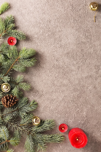 Weihnachtshintergrund mit Weihnachtsbaum verzierte bunte Weihnachtsdekorationen