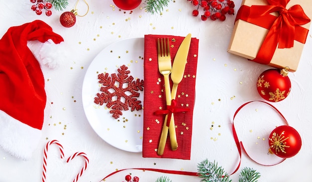 Weihnachtshintergrund-Tabelleneinstellung und -dekor. Selektiver Fokus. Natur.