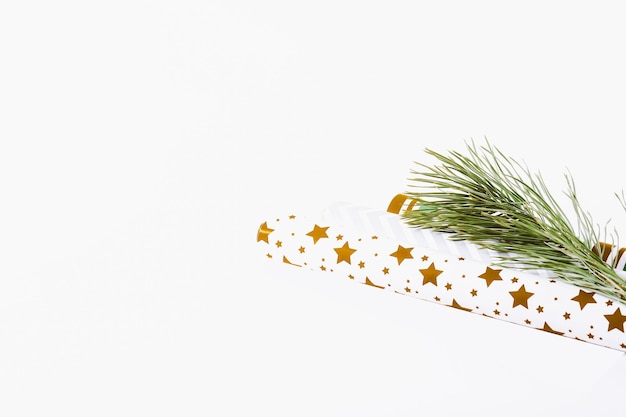 Foto weihnachtshintergrund tannenzweig und geschenkpapier für geschenke minimalistischer neujahrshintergrund 2023