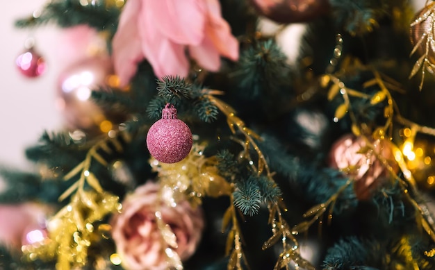 Weihnachtshintergrund, Tannenzweige festlicher Hintergrund. Kreative Komposition mit Rand