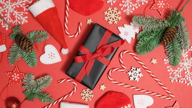 Foto weihnachtshintergrund tannenzweige geschenkbox und festliche geschenke