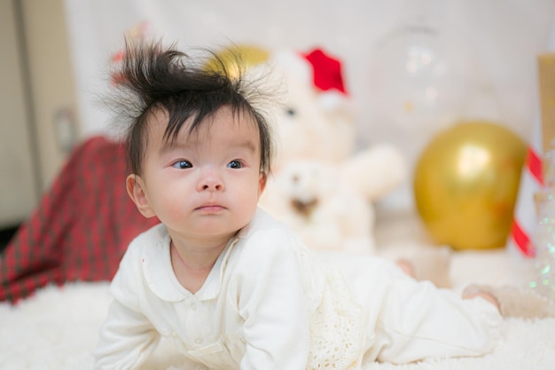 Weihnachtshintergrund und Baby