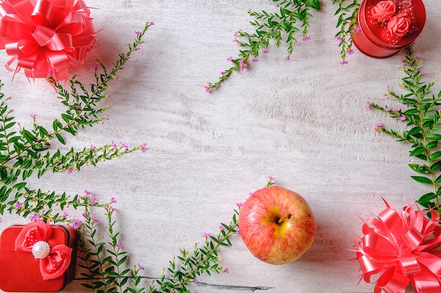 Weihnachtshintergrund und rote Geschenkbox mit Weihnachtsbaum