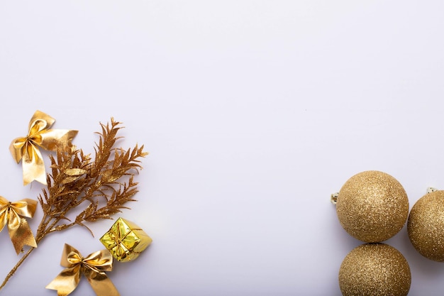 Foto weihnachtshintergrund.weihnachtsgeschenkbox, weihnachtskugeln und dekorationen auf weißem hintergrund