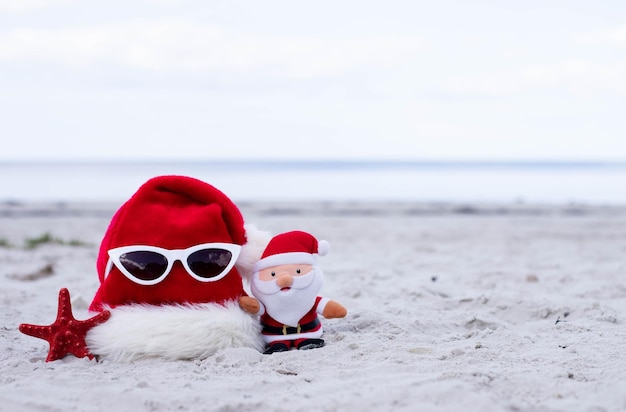 Weihnachtshintergrund Weihnachtsmann-Hut am Strand