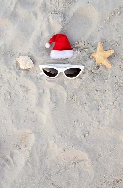 Weihnachtshintergrund Weihnachtsmann-Hut am Strand