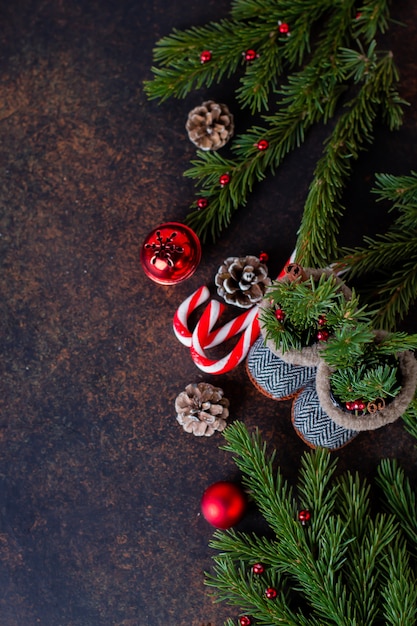 Weihnachtshintergrund-Weihnachtsstiefel mit Feiertagsdekoration und Tannenbaum. Draufsicht mit c