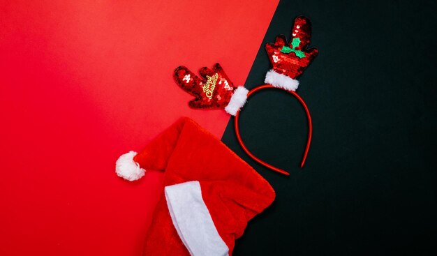 Weihnachtshintergrundkonzept Draufsicht auf Weihnachtsgeschenkbox Goldkugeln mit Fichtenzweigen Weihnachtsstirnband