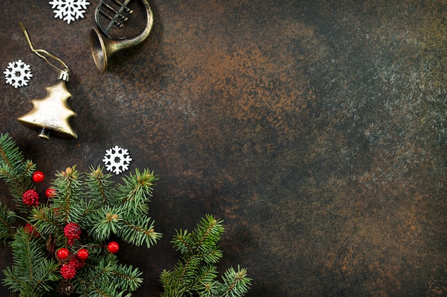 Weihnachtshintergrundrahmen oder Grußweihnachtskarte Weihnachtsbaum und dekorative Ornamente Flach legen