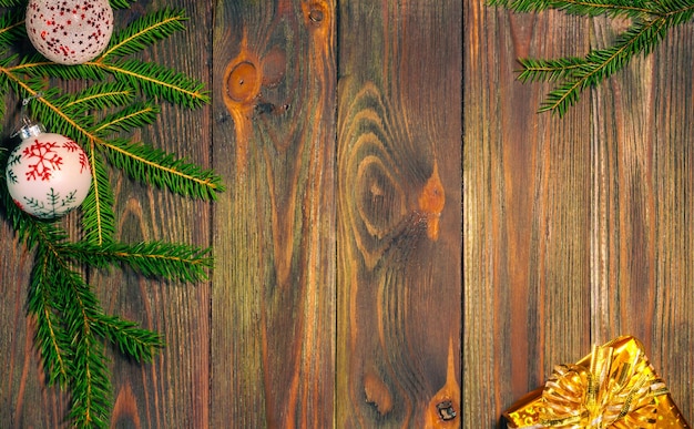 Weihnachtshölzerner Hintergrund mit Dekorationen und einem Platz zum Kopieren.