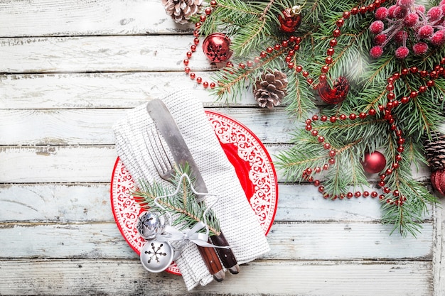 Weihnachtshölzerner Hintergrund mit Tannenbaum und Dekorationen. Draufsicht mit Kopienraum