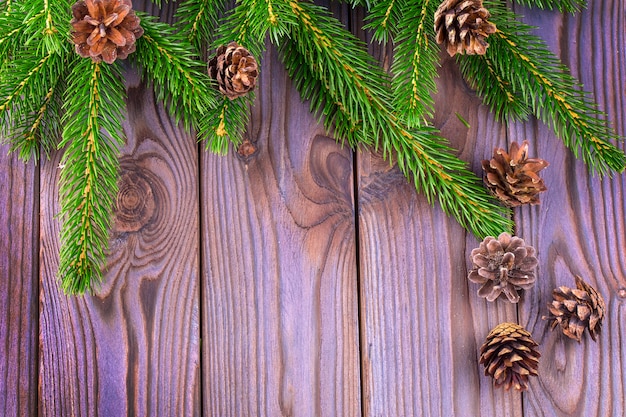 Foto weihnachtshölzerner hintergrund mit tannenbaum und kopienraum