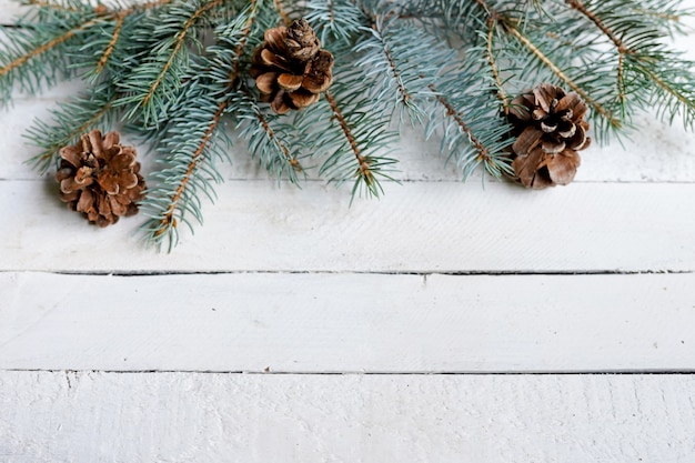 Weihnachtshölzerner Hintergrund mit Tannenzweigen, Kopienraum