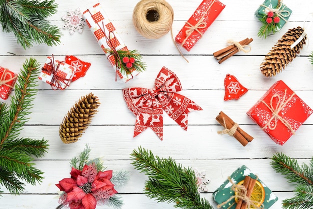Weihnachtshölzerner weißer Hintergrund mit Geschenken und Dekorationen Draufsicht