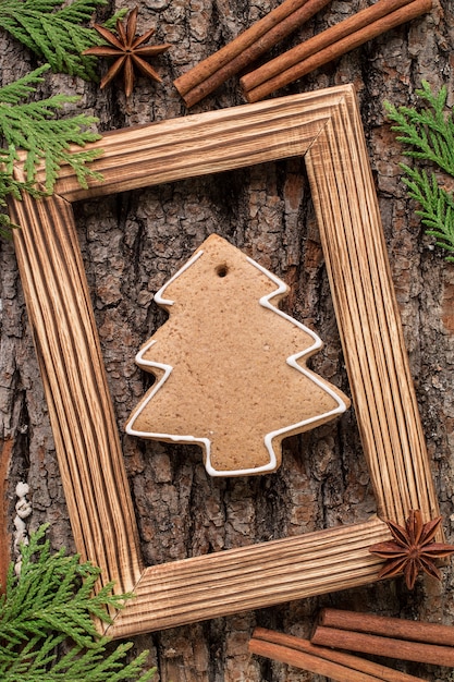 Weihnachtsholzrahmen mit Lebkuchenplätzchen. Ansicht von oben