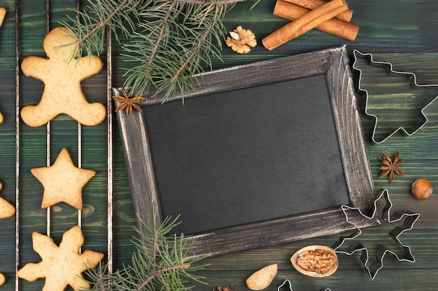 Weihnachtsingwerlebkuchen mit Honig und Zimt auf einem Holzoberfläche Raum für Text