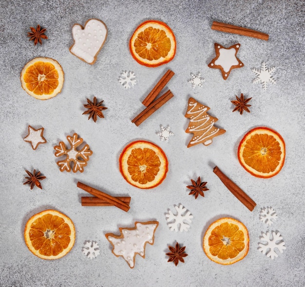 Weihnachtsingwerplätzchen getrockneter Orangen-Zimt-Sternanis und Schneeflocken