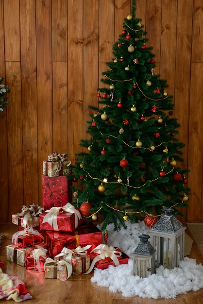 Weihnachtsinnenraum mit Geschenkboxen und Weihnachtsfeuern