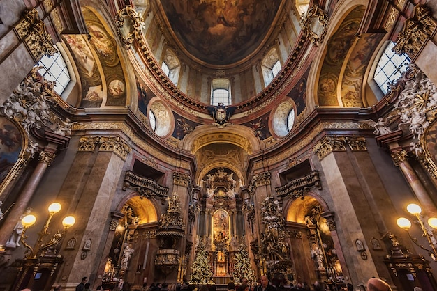 Weihnachtsinterieur der Kirche St. Peter