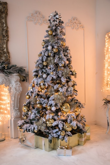 Weihnachtsinterieur mit geschmücktem Baum für Feiertags- und Geschenkboxen