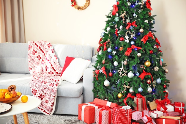 Weihnachtsinterieur mit Tannenbaum und Geschenken