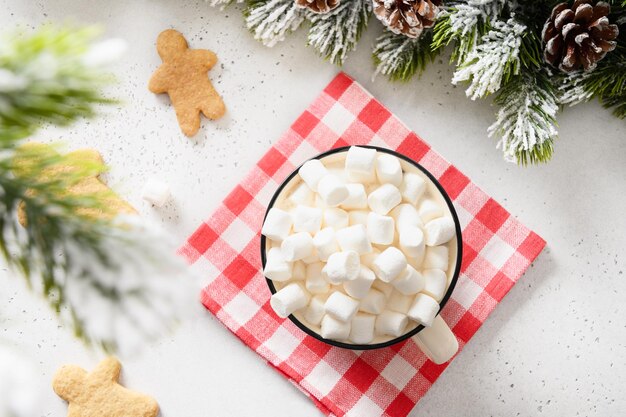 Weihnachtskaffee mit Eibisch und Lebkuchenmannplätzchen