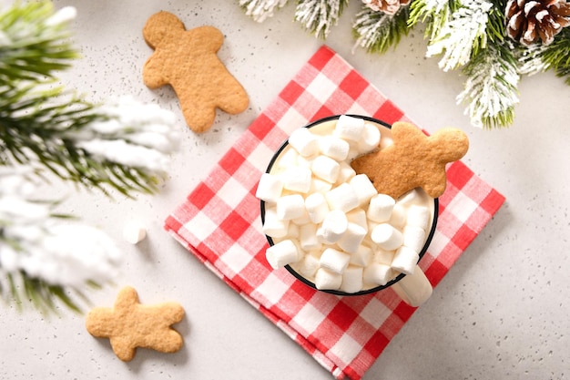 Weihnachtskaffee mit Eibisch und Lebkuchenmannplätzchen