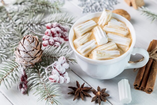 Weihnachtskaffee mit Marshmallows und Fichtenzweigen